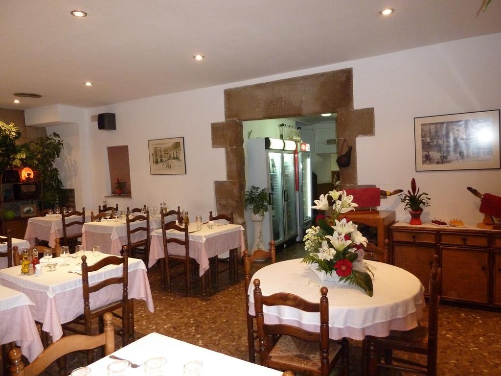 Restaurant Fonda Giralt Hotel Amer Ngoại thất bức ảnh