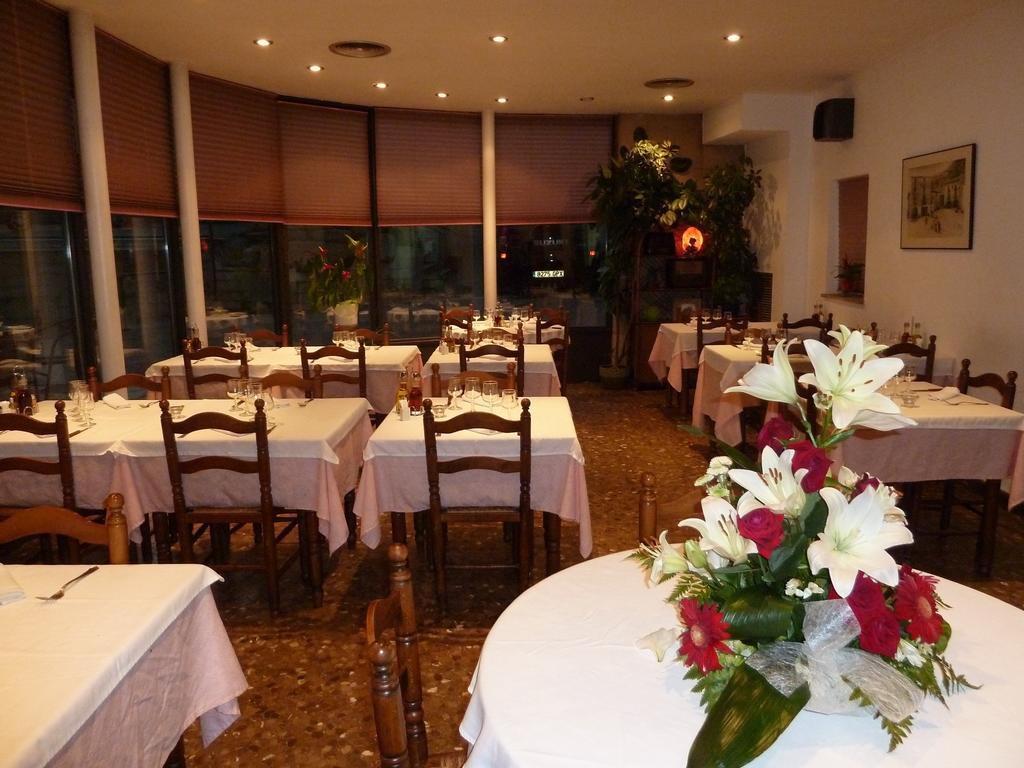 Restaurant Fonda Giralt Hotel Amer Ngoại thất bức ảnh